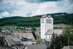 Panoramisch balkonuitzicht in het Sauerland met bergen en natuur