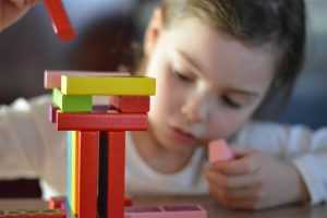 Kinderen spelen samen tijdens de juiste kinderopvang zoeken en vinden van een passende dagopvang