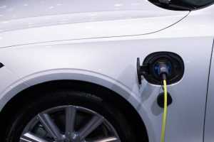 Elektrische auto aan het opladen met laadpalen vergelijken concept