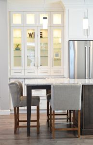 Moderne keuken met slimme apparaten, neutrale kleuren en LED-verlichting voor een eigentijdse uitstraling