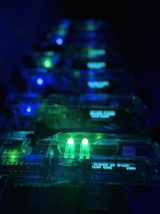 Groep deelnemers speelt laser game in Ede met lasergunnen en rode lasertags in donkere arena